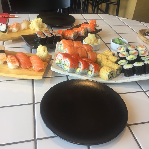 7/26/2017 tarihinde Tansu S.ziyaretçi tarafından oishii wok &amp; sushi'de çekilen fotoğraf