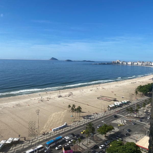 Foto diambil di Praia de Copacabana oleh aeroRafa pada 12/19/2023