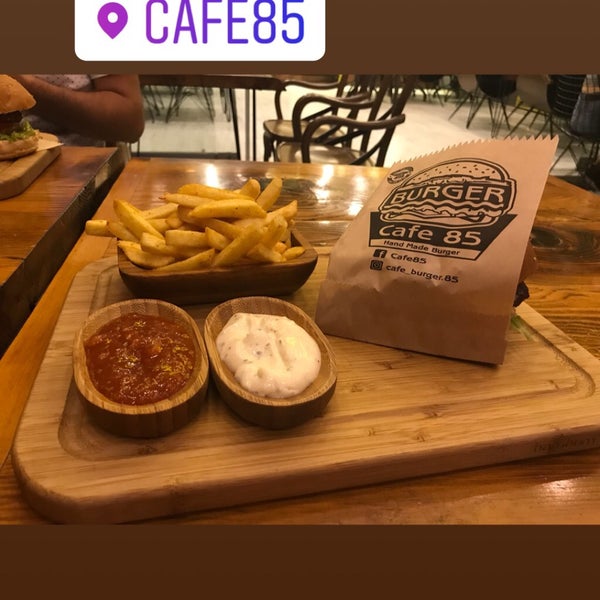 9/30/2018 tarihinde Sedat Ö.ziyaretçi tarafından Cafe Burger 85'de çekilen fotoğraf