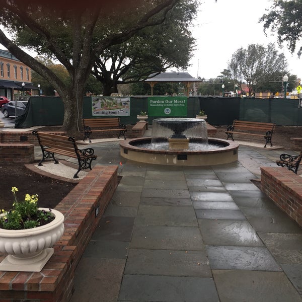 Hutchinson Square Main St