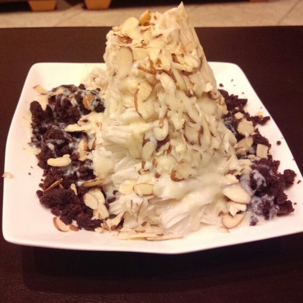 9/20/2013에 John L.님이 Sno-Zen Shaved Snow &amp; Dessert Cafe에서 찍은 사진