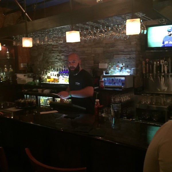 Foto tomada en White Rose Bar &amp; Grill  por Chad M. el 10/20/2015
