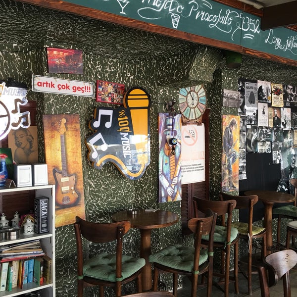 รูปภาพถ่ายที่ Kum Cafe Bar &amp; Bistro โดย Mehmet T. เมื่อ 8/26/2018
