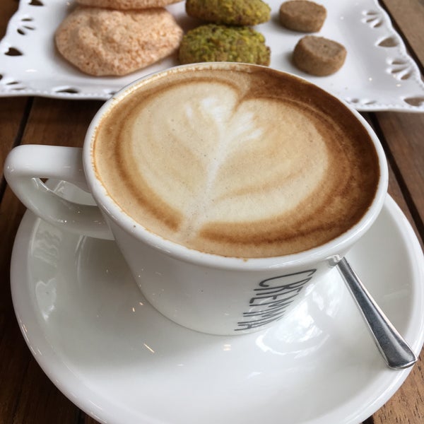 Foto tirada no(a) Cremma Breakfast, Cafe, Patisserie por Mine em 6/26/2018