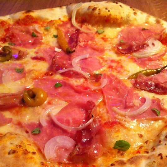 10/30/2012 tarihinde Taylor M.ziyaretçi tarafından Pizza@Kavica Duksa'de çekilen fotoğraf