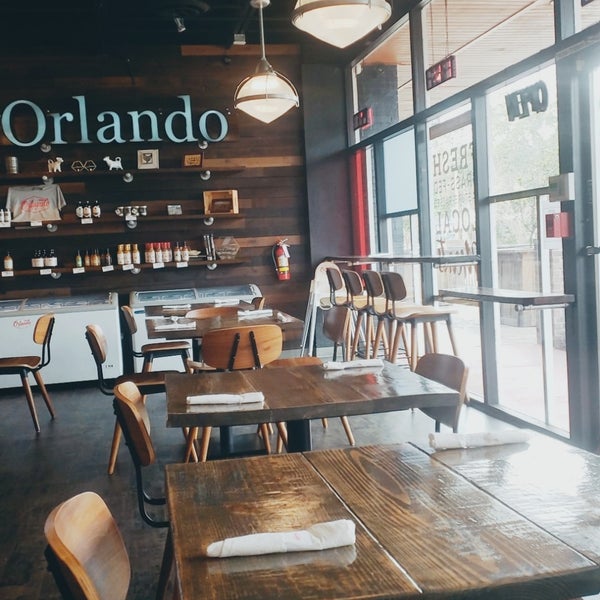 รูปภาพถ่ายที่ Orlando Meats โดย HAZEL-ANN เมื่อ 2/1/2019