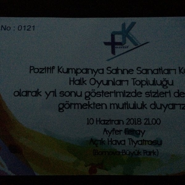 Das Foto wurde bei Bornova Ayfer Feray Açık Hava Tiyatrosu von Gözde K. am 6/10/2018 aufgenommen