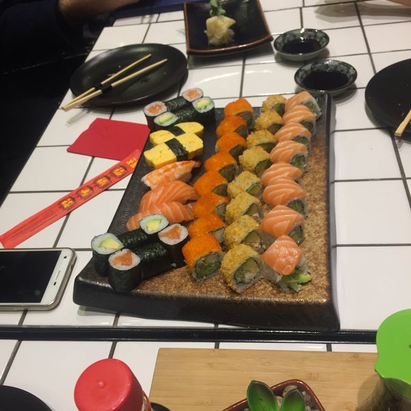 Foto tomada en oishii wok &amp; sushi  por Merve A. el 2/26/2018