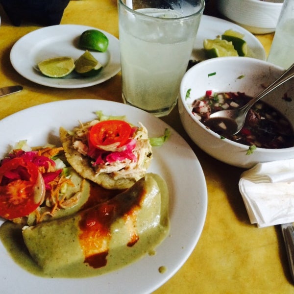 รูปภาพถ่ายที่ Restaurante Labná โดย Maritza P. เมื่อ 7/27/2015