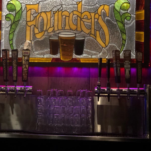 รูปภาพถ่ายที่ Founders Brewing Company Store โดย Pierre A. เมื่อ 5/17/2019