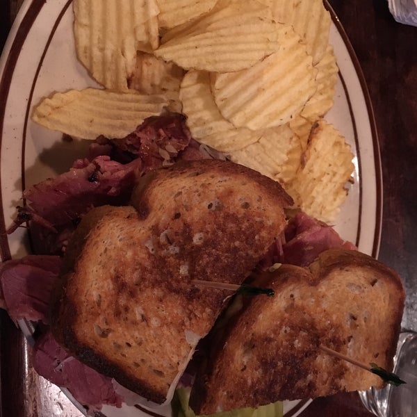 Corned Beef & Co Roanoke'de Pub