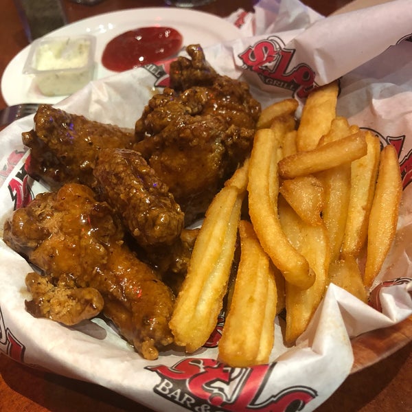 St. Louis Bar and Grill Wings Joint in Etobicoke