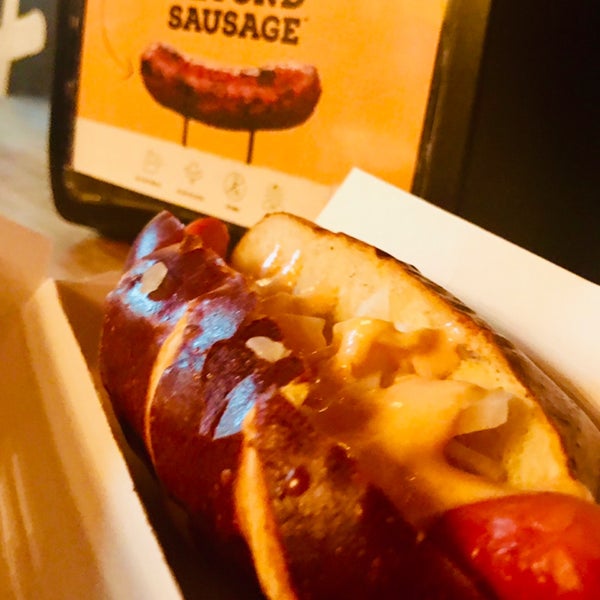 Foto scattata a Schaller&#39;s Stube Sausage Bar da Ergin B. il 8/2/2019