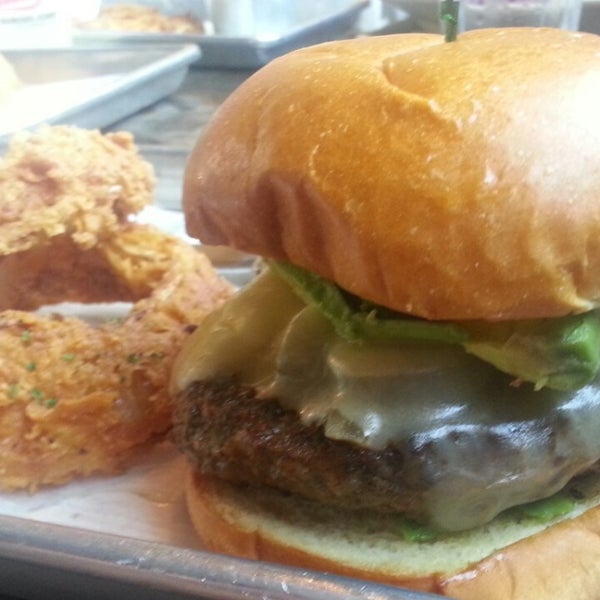 Foto diambil di Shady&#39;s Burgers &amp; Brewhaha oleh Jim T. pada 8/31/2014