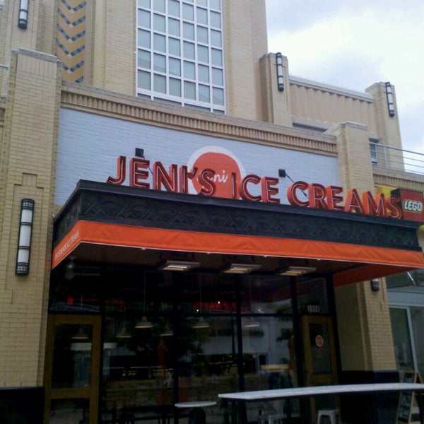 รูปภาพถ่ายที่ Jeni&#39;s Splendid Ice Creams โดย Twitch D. เมื่อ 5/28/2013