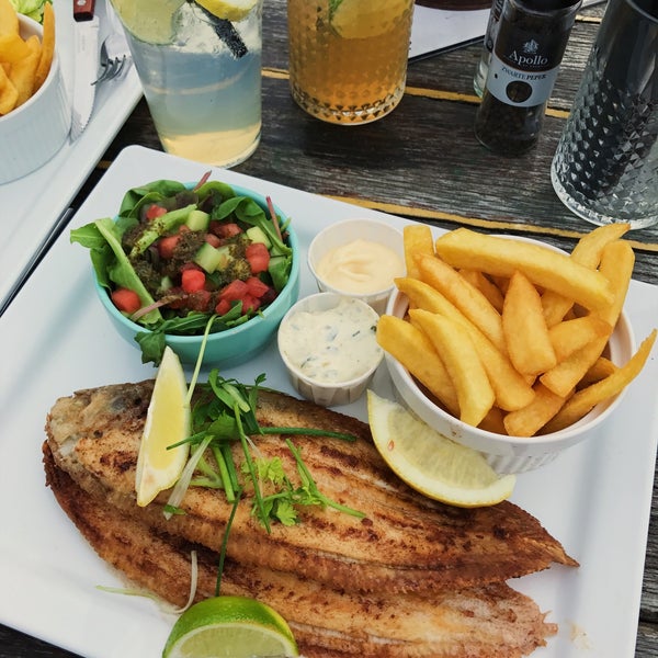 Had the 'catch of the day'; very well cooked sole. Girlfriend had steak frites: nice piece of meat, cooked on point.