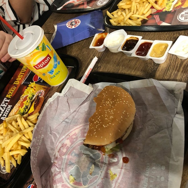 Foto scattata a Saloon Burger da Pelin Ö. il 6/14/2019
