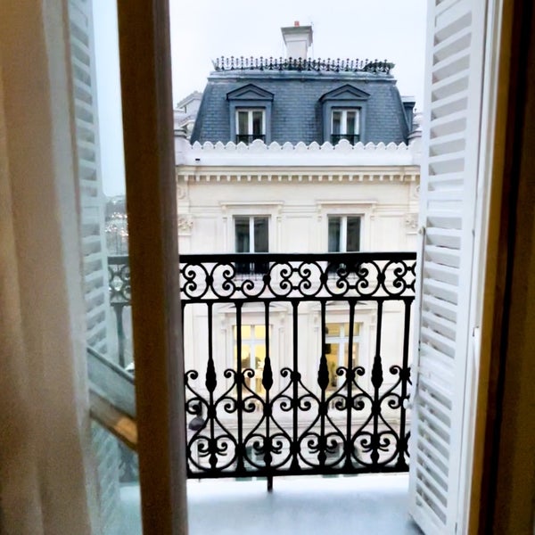 Photo taken at Hôtel Splendid Étoile by Muath M. on 12/20/2021
