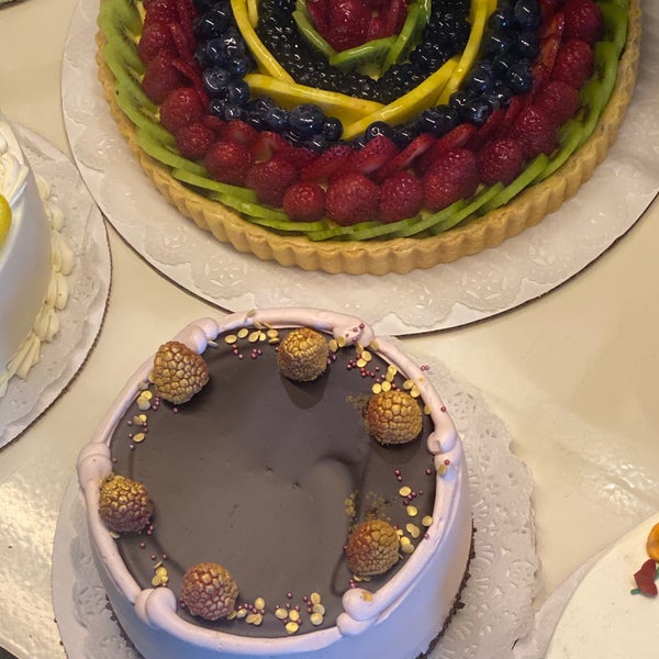 Foto scattata a Pastiche Fine Desserts &amp; Café da Jenny M. il 10/15/2019