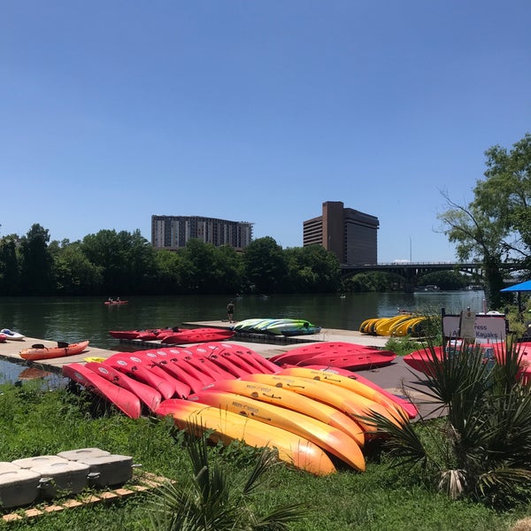 Foto scattata a Congress Avenue Kayaks da Chase V. il 5/16/2018