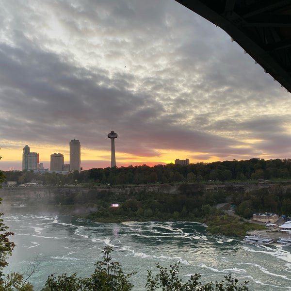 Foto diambil di Niagara Falls USA Official Visitor Center oleh Pattakin P. pada 10/1/2021