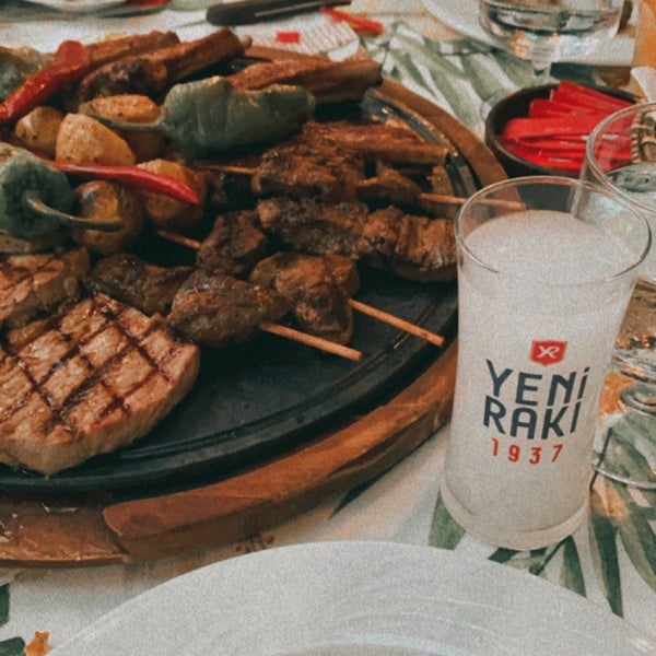 Das Foto wurde bei Yalı Restaurant von Ece Yaren İ. am 7/23/2021 aufgenommen