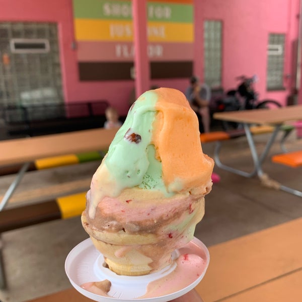 Foto diambil di The Original Rainbow Cone oleh Stacy B. pada 5/26/2022