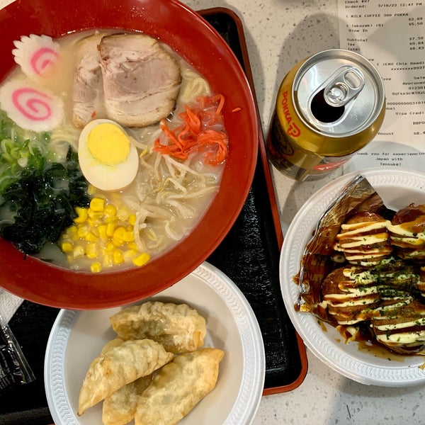 Foto diambil di Tensuke Market &amp; Sushi Cafe oleh Stacy B. pada 3/19/2023