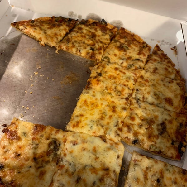 Foto tirada no(a) Pizano&#39;s Pizza por Stacy B. em 11/16/2022