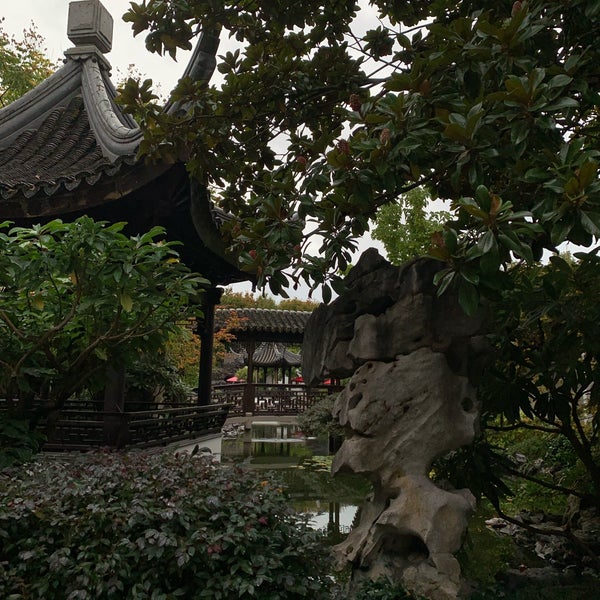 Photo taken at Lan Su Chinese Garden by Stacy B. on 10/26/2022