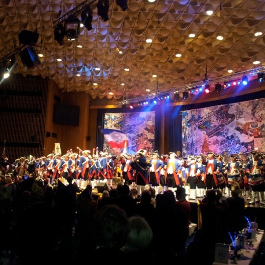 รูปภาพถ่ายที่ Beethovenhalle โดย Guenter D. เมื่อ 1/4/2013