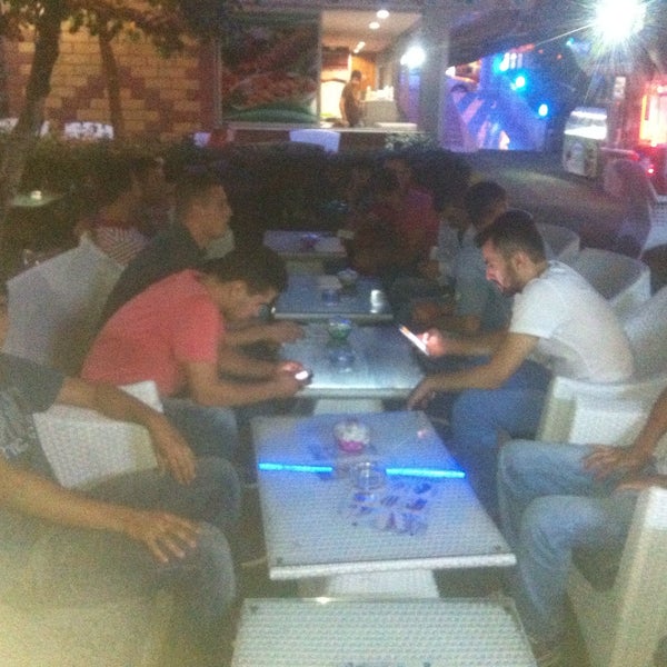 Das Foto wurde bei Ayışığı Cafe Nargile ve Restaurant von Burak A. am 9/4/2015 aufgenommen