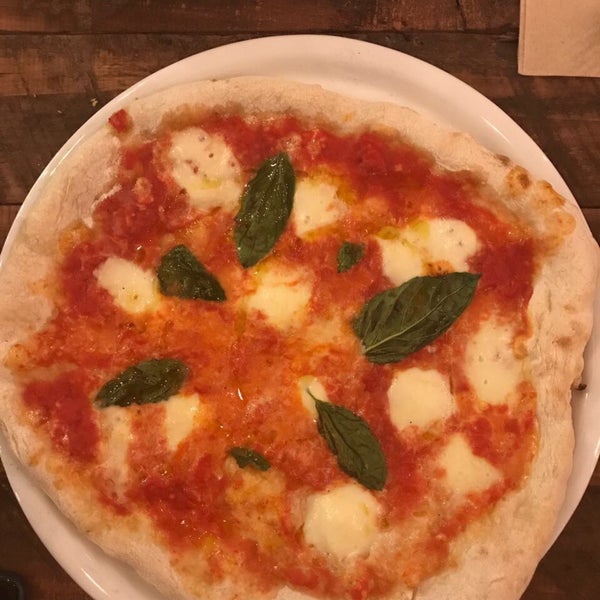 Increíble pizza, la vera pizza!! Pizzas, pasta, calzone y ensaladas. Un lugar ideal para juntarse con amigos y/o familia! Además, el postre la dolce vita es un must en el local.