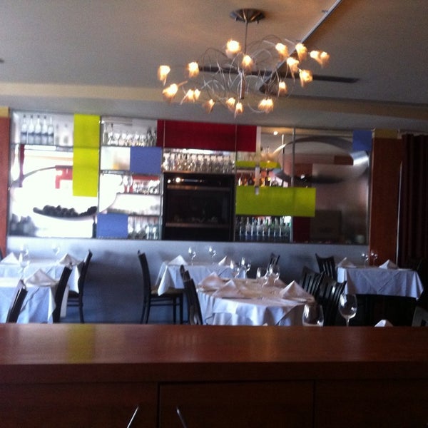Foto tirada no(a) Mezzo Restaurant &amp; Lounge por Kathie R. em 7/16/2013