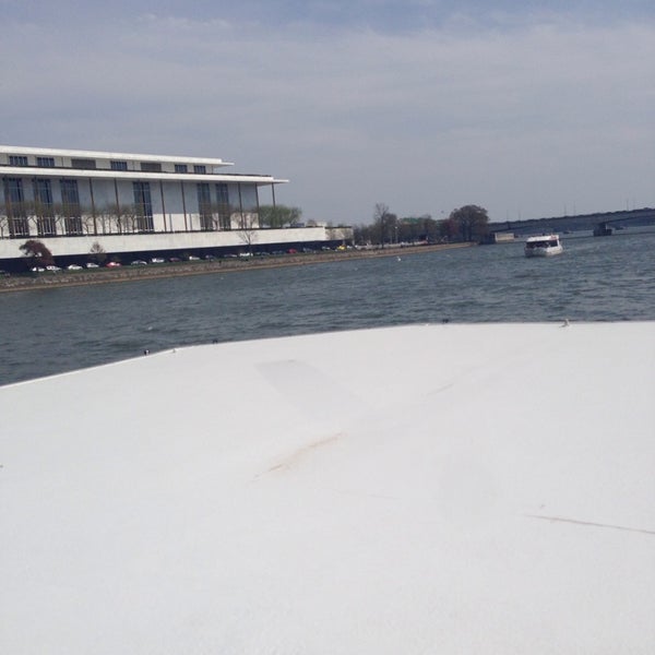 รูปภาพถ่ายที่ Potomac Riverboat Company โดย Jonathan M. เมื่อ 4/13/2014