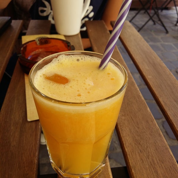 Recomand fresh de portocale si gingerbread latte. Atmosfera super. 😉
