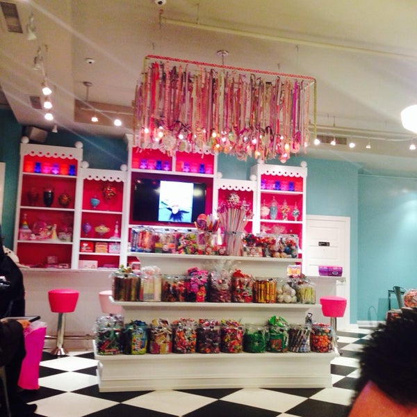 11/28/2013 tarihinde Susan T.ziyaretçi tarafından Jolly Good Fellows - Sweet Boutique'de çekilen fotoğraf