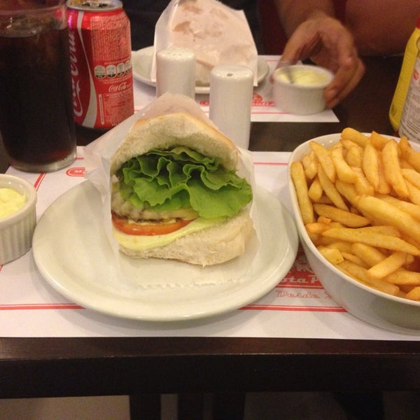 Photo taken at Garota Paulista Burger &amp; Salad by Roberto C. on 1/10/2014