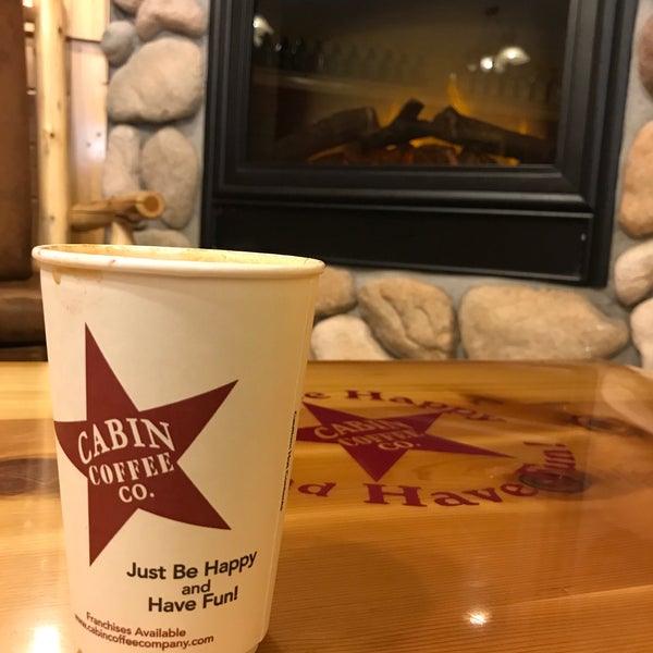 Foto scattata a Cabin Coffee da Arlene M. il 5/27/2017