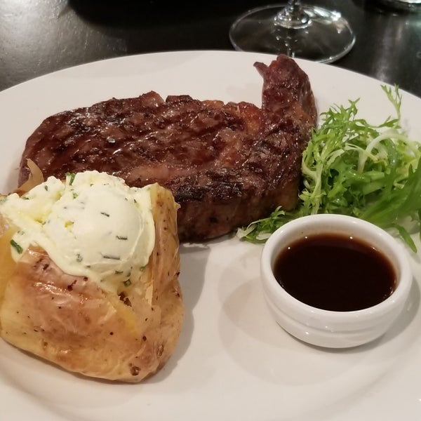 3/19/2019 tarihinde Kodai M.ziyaretçi tarafından Kingsleys Steak &amp; Crabhouse'de çekilen fotoğraf