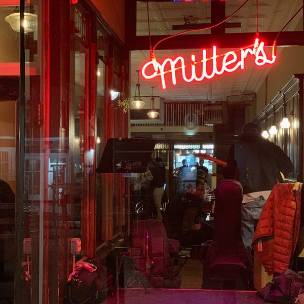 Foto diambil di Miller&#39;s Downtown oleh Johnny B. pada 11/12/2023