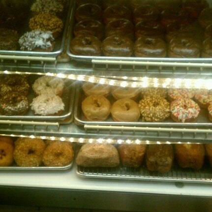 9/16/2012 tarihinde Shawn E.ziyaretçi tarafından Allstar Donuts'de çekilen fotoğraf