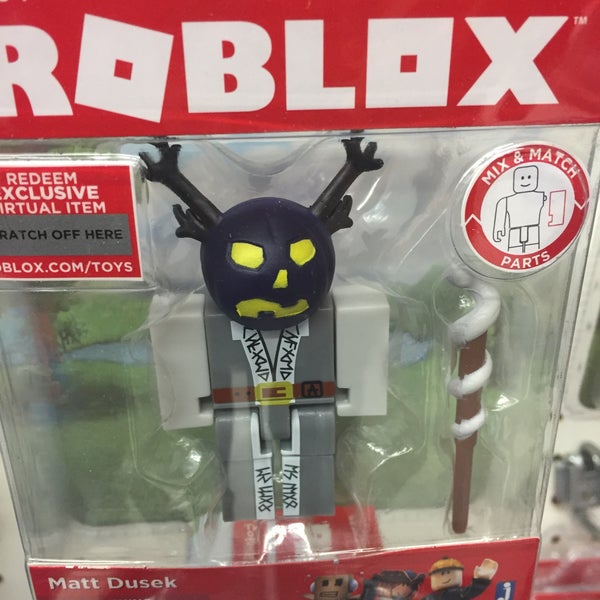 Photos At Toysrus 4 Tips From 695 Visitors - roblox action figures are out in us toysrus stores