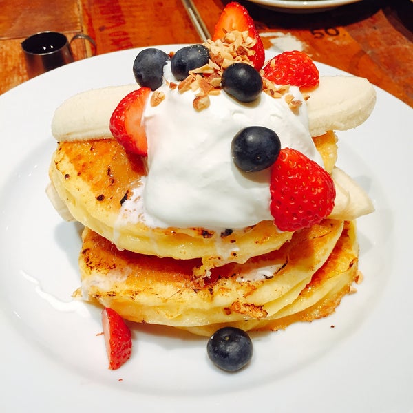 Pancake cafe. Pancake cafe. Панкейки в ресторане. Панкейк кафе. Панкейк кафе.