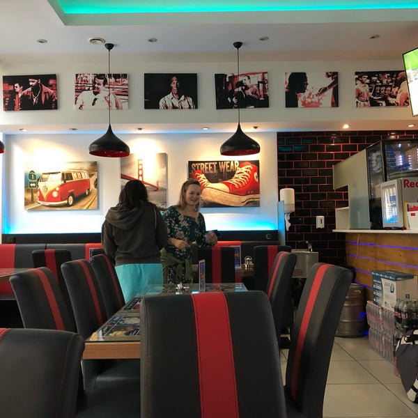 Photo prise au Lucky 7 Burgers &amp; More par Alex M. le8/14/2019
