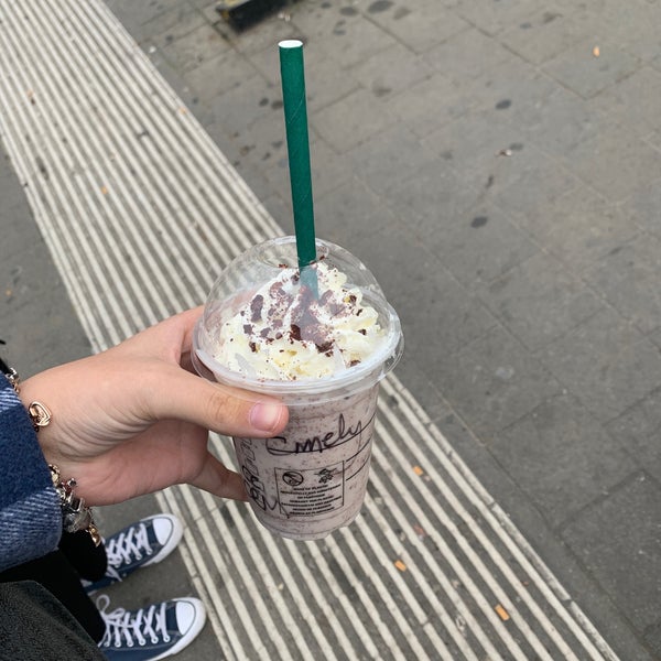 Das Foto wurde bei Starbucks von Emily am 10/20/2022 aufgenommen