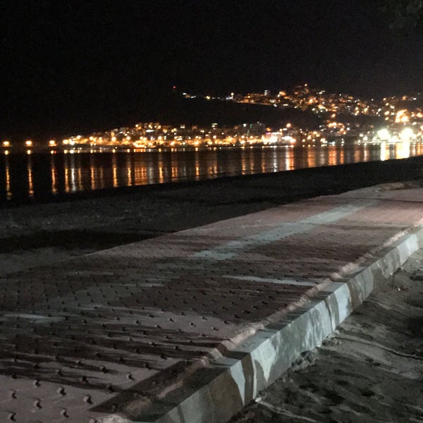 Foto tomada en Sever Cafe Beach Park  por Kadir Ç. el 5/17/2018