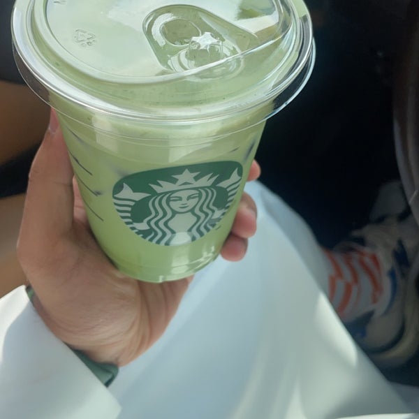 Das Foto wurde bei Starbucks von Fowzan Alfowzan am 9/17/2023 aufgenommen