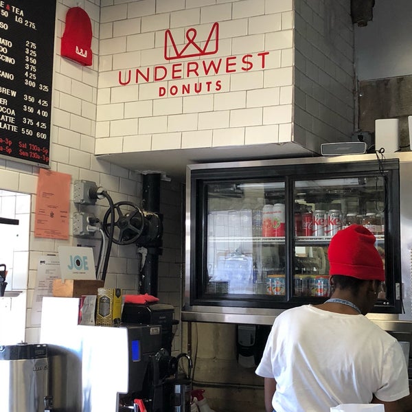 2/18/2018 tarihinde Kane A.ziyaretçi tarafından Underwest Donuts'de çekilen fotoğraf