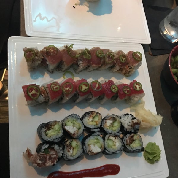 Foto tomada en Blue Sushi Sake Grill  por AJ el 1/1/2017